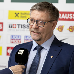 Leijonien päävalmentaja Jukka Jalonen antaa haastatettelua Ylen Jussi Saariselle MM-kisoissa Tampereella 2023.