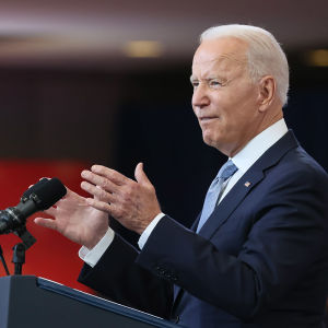 Vithårig man i mörkblå kostym bakom en talarstol. President Joe Biden talade om rösträtten under ett besök i Philadelphia den 13 juli 2021.