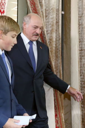 Vitrysslands president Aleksander Lukasjenko Alexandr Lukasjenko röstar i presidentvalet med sin yngste son.