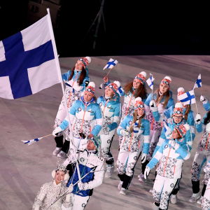 Suomen olympiajoukkue saapuu stadionille avajaisseremoniaan Etelä-Korean kisoissa.