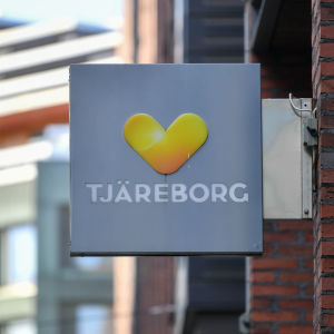 Tjäreborgs logotyp bestående av texten Tjäreborg med bilden av ett symboliskt hjärta i gult och orange ovanför texten.