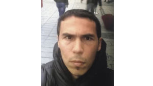 En av de bilder som spridits på den påstådda gärningsmannen Den misstänkta gärningsmannen i anslutning till attentatet på nattklubben Reina i Istanbul.