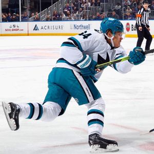 Mikael Granlund skjuter pucken.