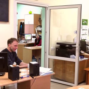 Chefredaktör Denis Kamaljagin är en av de tre journalisterna på Pskovskaja gubernija, en tidning som är nära allierad med det socialliberala oppositionspartiet Jabloko. En man sitter i ett litet rum bakom ett skrivbord.