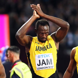 Usain Bolt tackar publiken.
