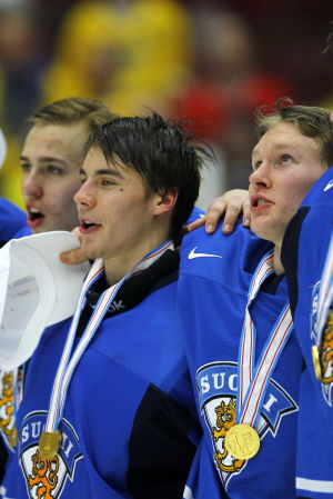 Guldet är vårt: Malmö 2014. Finlands juniorlandslag i ishockey firar VM-guld 2014.