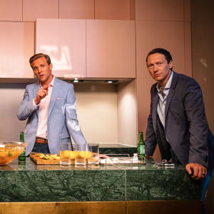 Jeppe (Jon Øygarden), William (Pål Sverre Hagen), Henrik (Tobias Santelmann) och Adam (Simon J. Berger) står alla vid en köksö som är uppdukad med sprit och bål.