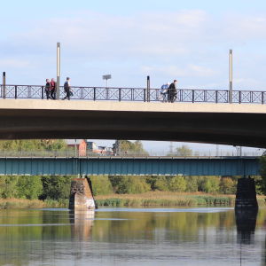 Människor som går över en bro.