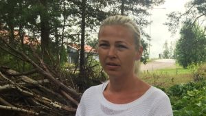 Den typiska kunden är en barnfamilj som bygger hus åt sig själv. I byggskedet är det relativt lätt att planera in också kylning i huset, berättar Johanna Främling på Kirkkonummen Ilmastointi. Johanna Främling står utanför företaget Kirkkonummen Ilmastointi i Kyrkslätt.
