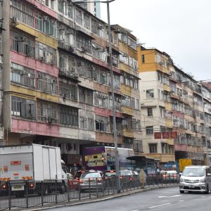 Det finns stora mängder rivningsfärdiga hus i Hongkongs gamla arbetarstadsdelar. Ett hus kan inhysa flera hundra människor som bor i frånstötande små skrubbar.