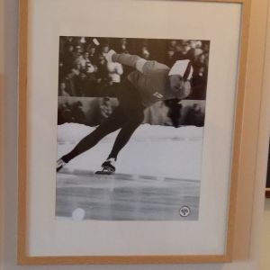 Tavlor med ett diplom från vinter-OS 1968 i Grenoble och ett foto av hastighetsåkaren Olavi Hjellman.