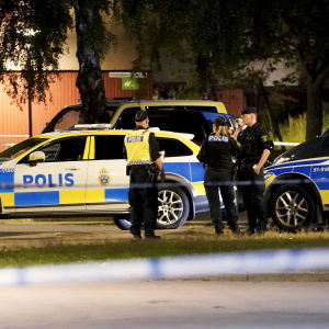 Polisbilar och polisar står i Göteborg natten till 1.7.2021 i samband med en dödsskjutning av en polis.
