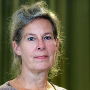 Hanna Nohynek bedömer att vissa restriktioner i samhället troligen kan luckras upp efter att de prioriterade grupperna har vaccinerats. Institutet för hälsa och välfärds överläkare Hanna Nohynek i närbild.