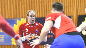 Benny Broman åkte på en smäll och avbröt matchen. Dickens Benny Broman utmanar Cocks-försvaret.