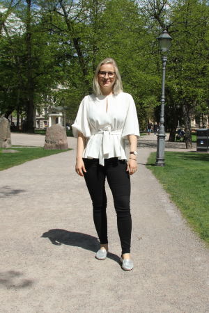 Anita har levt med sjukdomen IBD i ett drygt år nu. Antagligen kommer hon äta mediciner mot densamma livet ut. Anita Westerholm står i en park och tittar in i kameran
