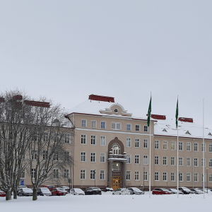 Raseborgs stadshus i vinterskrud på Ekåsenområdet.