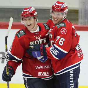 Anton Lundells och Jere Sallinens gemensamma saldo i den fyra matcher långa semifinalserien mot TPS: 1+0. Anton Lundell och Jere Sallinen firar.
