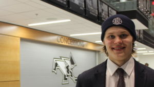 Kasper Björkqvist studerade och spelade i Providence College. Kasper Björkqvist är finklädd efter matchen.