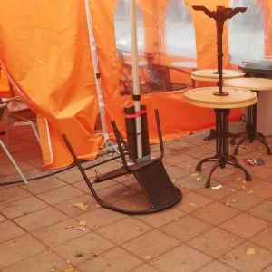Tuoleja kumollaan torikahvilan teltassa