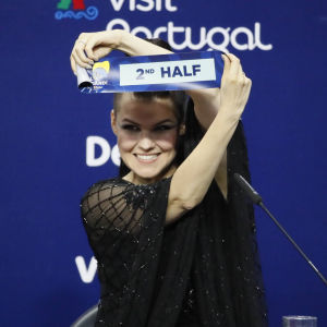 Saara Aalto kommer att uppträda i den senare halvan av finalen. Saara Aalto visar upp en lapp som det står 2nd half på.