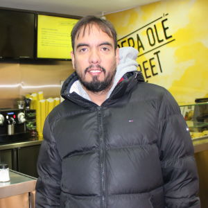 Företagaren Edgar Rodriguez driver en snabbmatskedja med tio restauranger i Madrid. En majoritet av de anställda kommer från Venezuela. Företagaren Edgar Rodriguez driver en snabbmatskedja i Madrid. Han är en man i tidig medelålder som är ledigt klädd i en munkjacka.