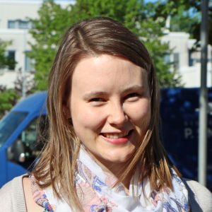Anna Englund ler mot kameran.