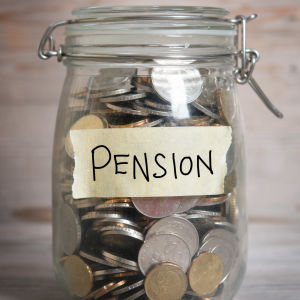 En burk med slantar i. På burken står det pension.