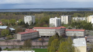 Skog som finns i tätorten borde beaktas på ett särskilt sätt, anser nämnden. Hangö centralskola.
