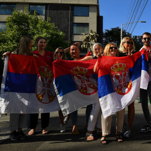Serbiska supportrar poserar med landets flaggor.
