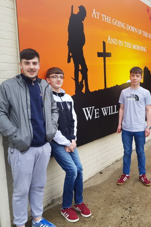 Steven, Mervin och Ross bor i The Fountain. Tre pojkar utanför Cathedral Youth Club i Londonderry.