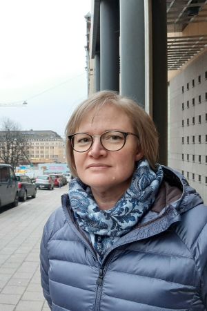 Diakonissa Carita Eklund. Diakonissa Carita Eklund står på gatan utanför Åbo svenska församling.