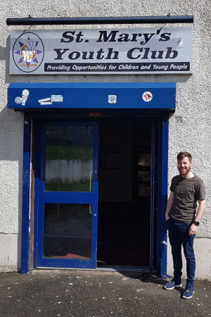 - Många av ungdomarna påverkas fortfarande av händelser som hänt innan de ens var födda, säger Peter Nixon, som jobbar som ungdomsledare på ungdomsgården i Creggan. Peter Nixon framför St.Marys Youth Club.
