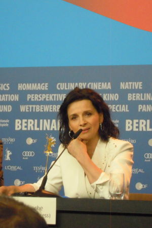 Juliette Binoche på presskonferensen i Berlin juliette binoche och gabriel byrne på Berlinale 2015