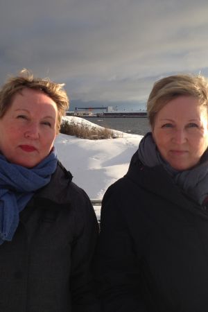 två kvinnor vid havet på vintern
