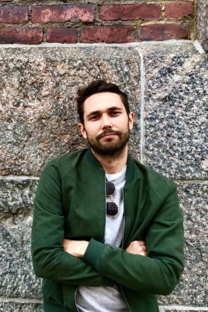 Max Wikholm är oerhört trött på allt käbbel om brexit. Men blir det verklighet överväger han att flytta bort från London. Max står lutad mot en vägg
