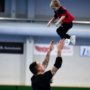 Dominic njuter av att följa med Nico till hallen. Nico och sonen Dominic Rönnberg på BK-46 träningar i januari 2021.