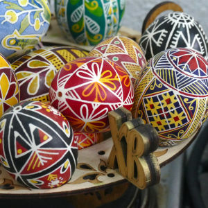 Färgglada mönstrade ukrainska påskägg, kallas pysanka.