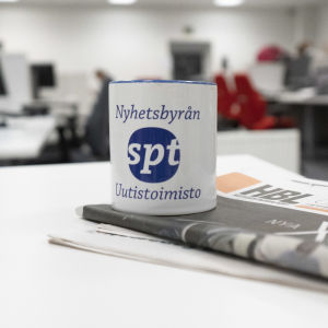 Kaffekopp med texten nyhetsbyrån spt. 