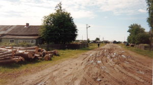 Bypromenad utanför Aunus sensommaren 2001. Lokalväg i Aunus kring millennieskiftet