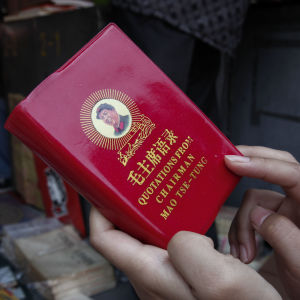 Maos lilla röda, en samling citat från Mao Zedong. spelade en stor roll under kulturrevolutionen. Omtryck av Maos lilla röda, en samling citat från Mao Zedong som spelade stor roll under kulturrevolutionen.