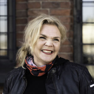 Laura Suomalainen hymyilee ja katsoo merelle