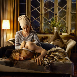 Toto (Lars Eidinger) ja Zazie (Adèle Haenel) Toto Blumen (Lars Eidinger) makaa räjähtäneen näköisenä aluspaitasillaan vuodesohvalla. Zazie (Adèle Haenel) istuu vieressä pyyhe päässä ja pyyhkii pesukintaalla miehen olkapäätä.