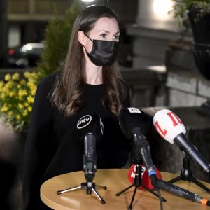 Statsminister Marin då hon lämnade Ständerhuset på söndagen efter 11 timmar av förhandlingar. Sanna Marin utanför Ständerhuset.
