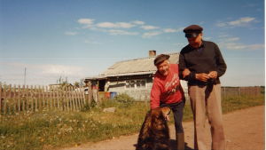 Paul Jansson på Aunuspromenad. Paul Jansson träffar på en Aunusbo under en promenad.
