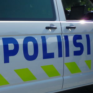 Polisens nya bilar har limegrön reflekterande tejp.