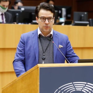 Gröna EU-parlamentarikern Ville Niinistö. Ville Niinistö i talarstolen i Europaparlamentet.