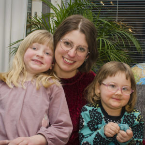 Jannika Illanvuori med sina två döttrar