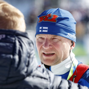 Juho Mikkonen keskustelee voitelupäällikkö Mika Venäläisen kanssa Planican 30 kilometrin kisan jälkeen.