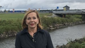 Päivi Koivupalo på Gränstjänsten för bok över olika gränshinder som privatpersoner och företag som jobbar över gränsen råkar ut för. De gränshinder som inte kan lösas på plats förmedlas vidare till Nordiska ministerrådet. Päivi Koivupalo