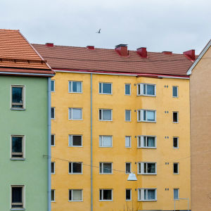 Värikkäitä 50-luvun kerrostaloja Alppilassa.
